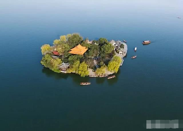 西湖有三岛,它们是:三潭印月岛,阮公墩岛,湖心亭到,分别象征了三个