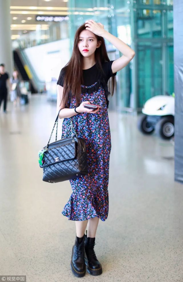 唐嫣卫衣搭配马丁靴 却不如春夏这款有女人味 马丁靴 春夏 唐嫣