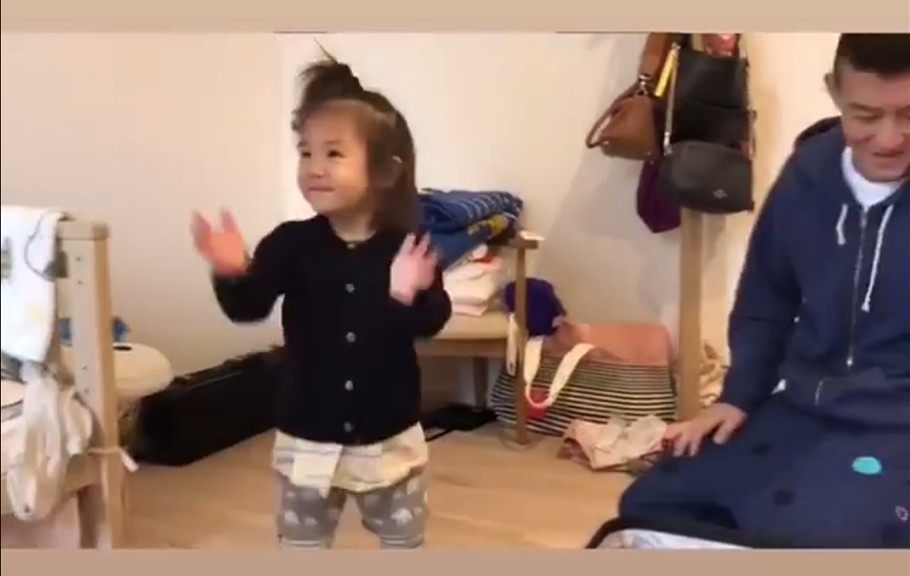 陈冠希女儿表演即兴舞蹈,最后一个pose太可爱