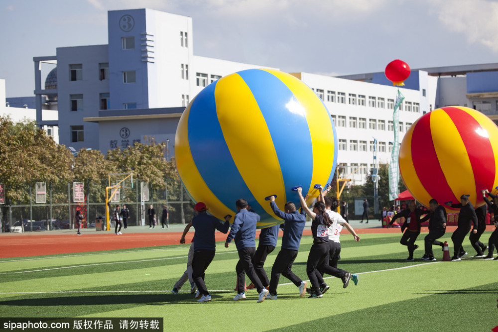 吉林:健身运动会300人托举两米多高大彩球