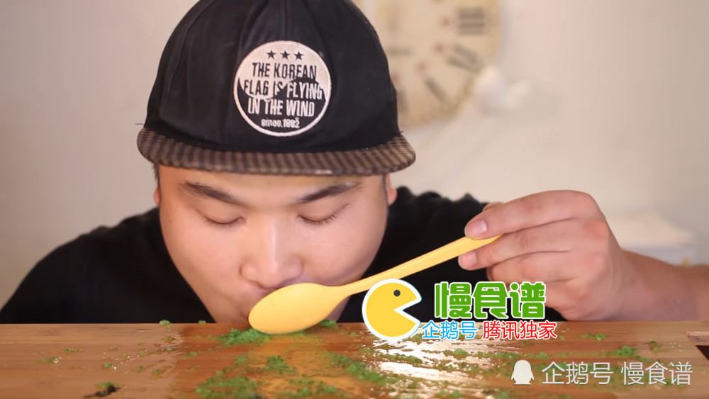 韩国男子直播吃草,吃的嘴都绿了,吃完也搞不