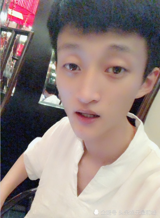 高迪的活动现场非常的热闹,很多网红齐聚松原,导播设备依旧是百万
