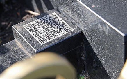 墓碑后面则是标志性的苹果logo,而在底部甚至印了一个二维码,扫描此