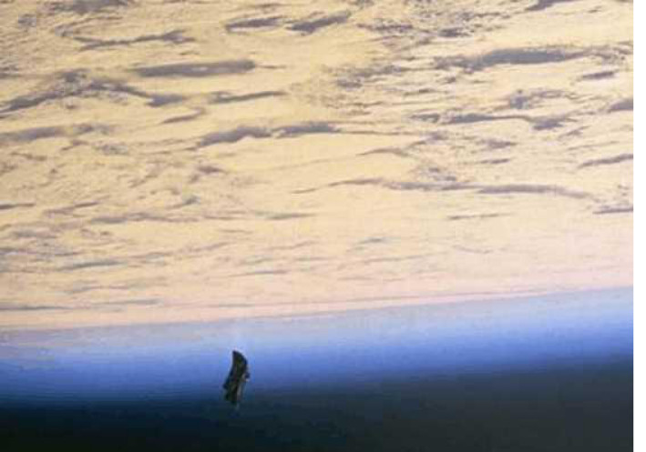 发现诡异卫星黑暗骑士,运动轨迹竟不受重力的