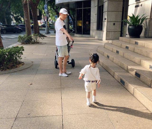 伊能静晒女儿小米粒照片,小米粒已经长开了,一双大长腿抢镜!