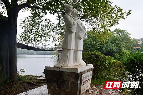 雨湖公园八景之一,"双璧无瑕"牌坊.