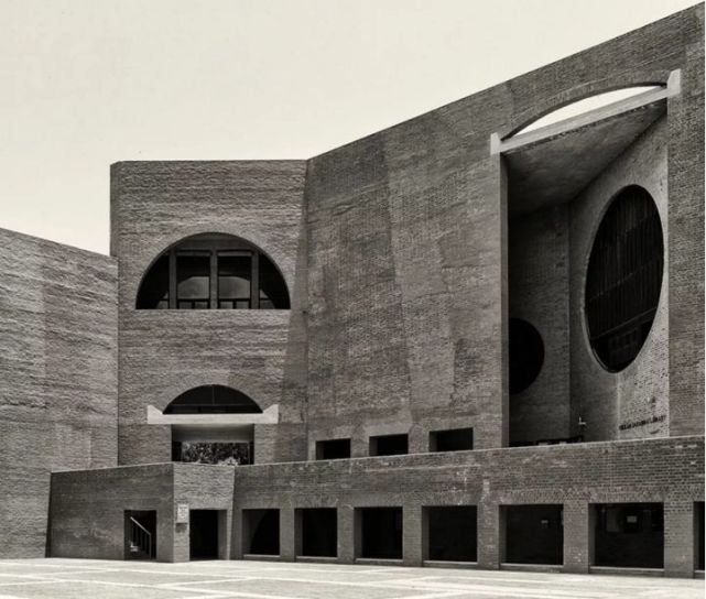 昌迪加尔高等法院建成于1956年,在柯布最终的方案中,建筑屋顶采用一个