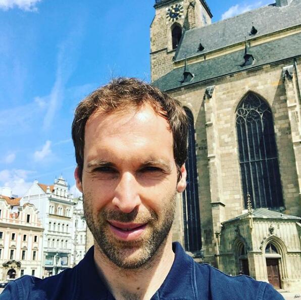 FIFA19中切赫与球队谈判仍戴着头盔 本人幽默