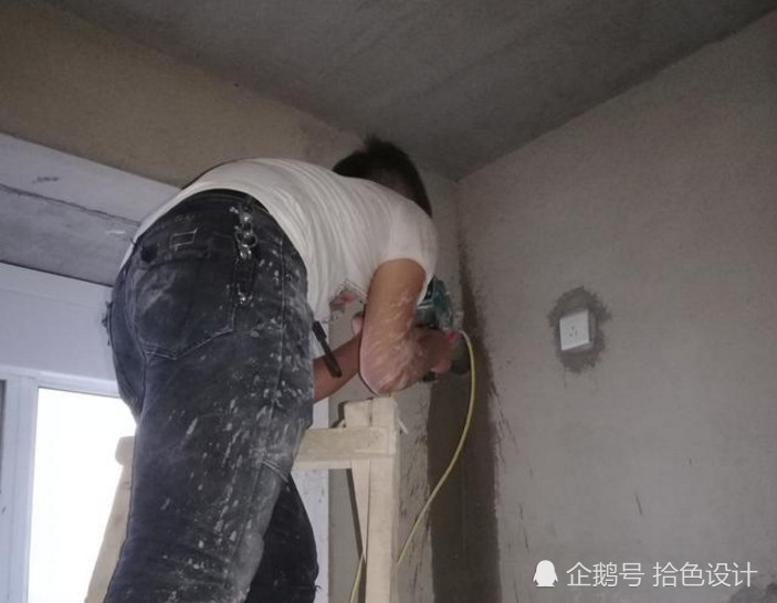 刚把空调孔打好,邻居就说费用不能付,得知情况