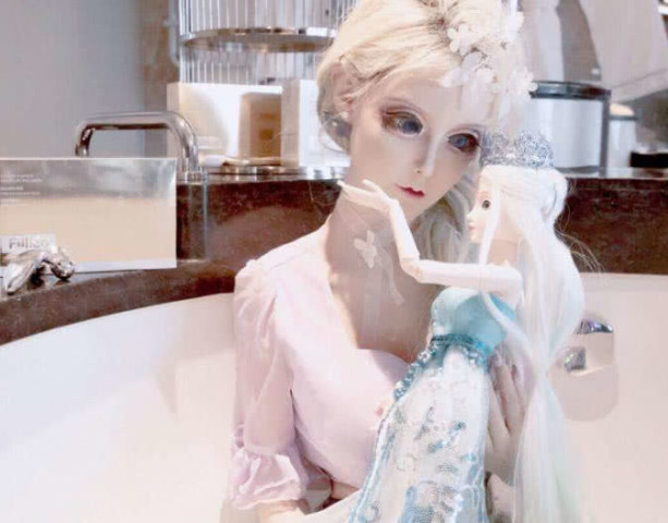 迪丽拉晒自拍,被网友质疑性别?网友:你的脚暴露了你的秘密!