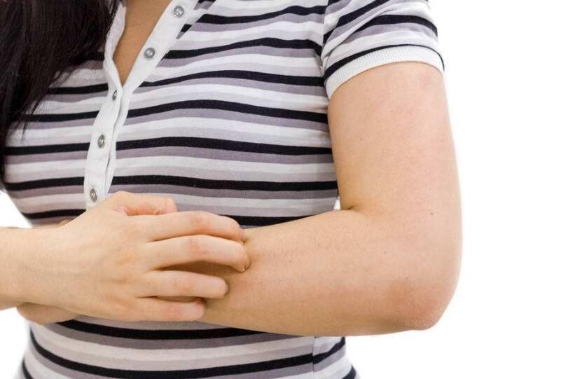 3种症状说明湿气已经失控,排出湿毒,一招就够