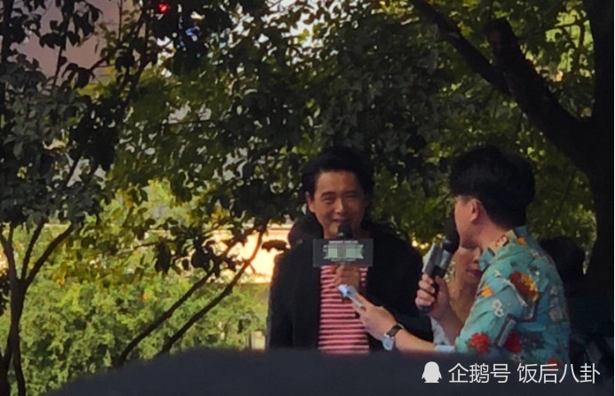 周润发夫妇现身武汉被偶遇,59岁发嫂童心未泯