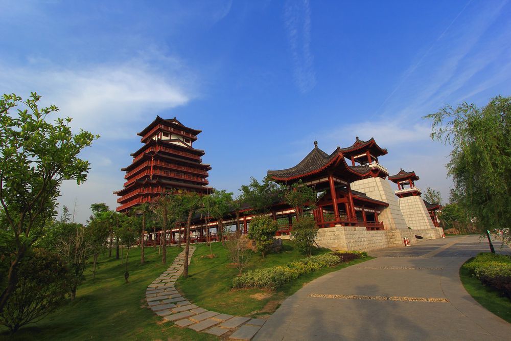 天门市茶圣故里园是一个围绕竟陵水乡风光,历史文化和唐代茶圣陆羽