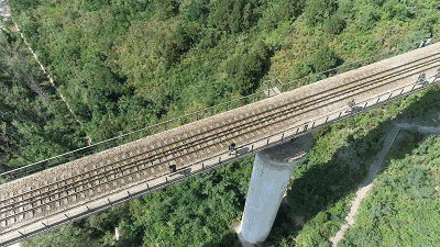 射击,要求参赛队员快速驾驶车辆依次通过u型路障,s型路段,单边桥等