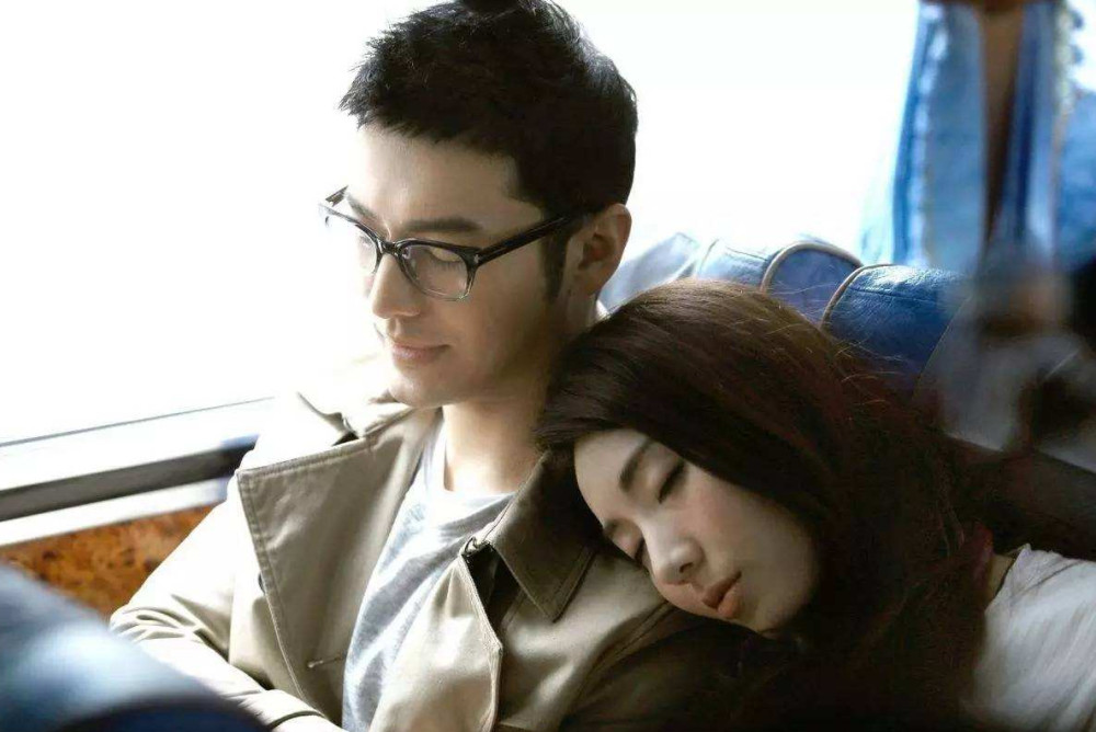 和你成为男女朋友后,你明显感觉到她在保持距离.