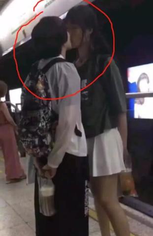 最萌身高差女高男矮,地铁门口甜蜜亲亲,真的是羡煞旁人!