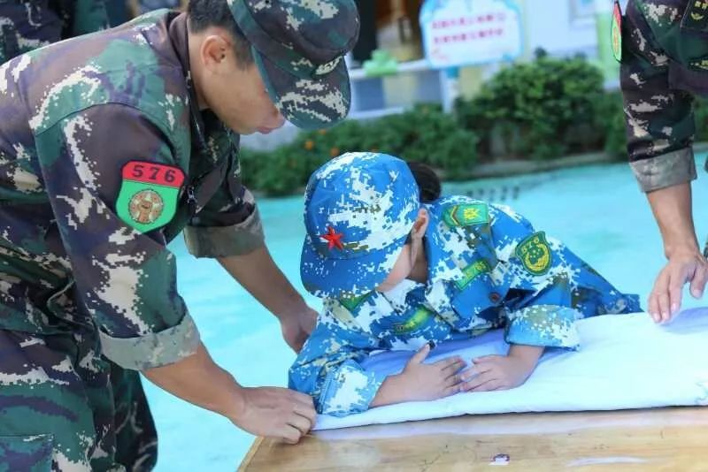 三 教官们齐刷刷的动作,高亮的声音,引来孩子们