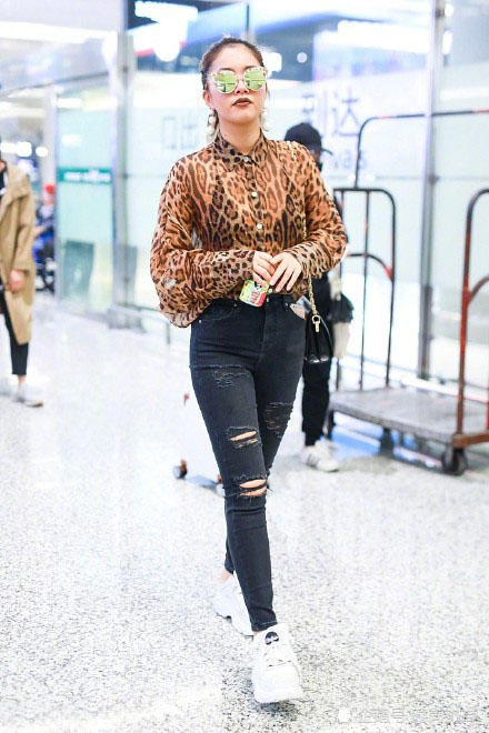 要不是看到王菊也穿豹纹上衣,你都不知道奚梦瑶有多好看