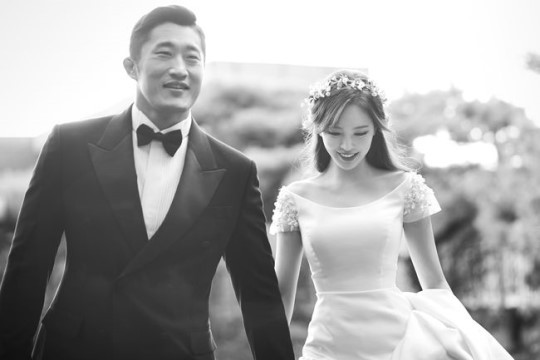 韩国格斗选手金东炫十年恋爱修成正果妻子美貌不输雪莉撞脸唐嫣