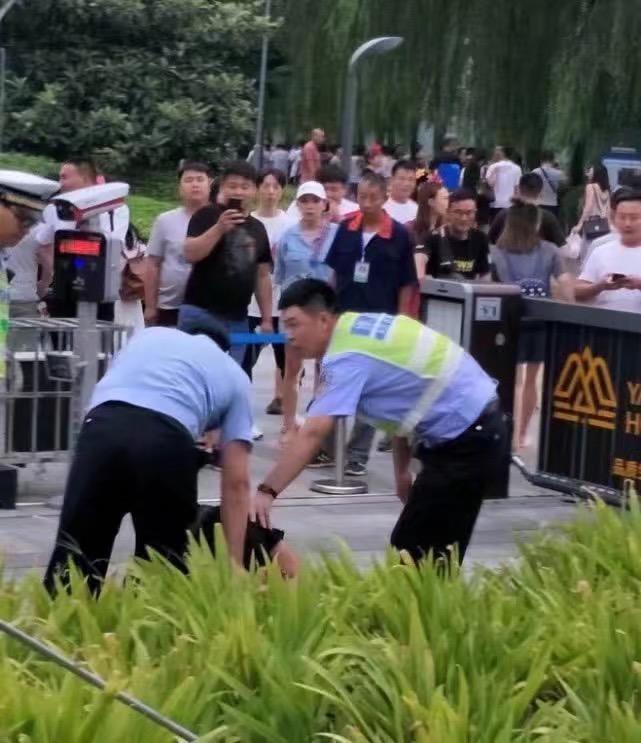 张学友演唱会抓逃犯立竿见影,恶人闻风丧胆石