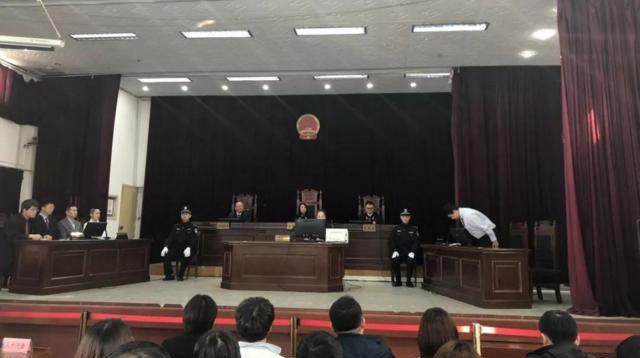 红领巾印万达 这是要干什么