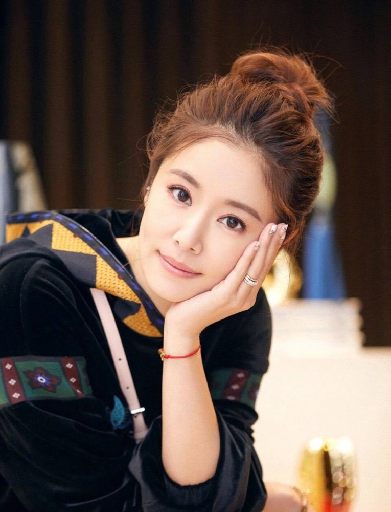 林心如启程巴黎时装周,卫衣裙配短靴,袜子露出