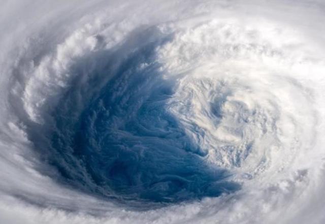 台风潭美强势逼近日本冲绳,130万居民面临强