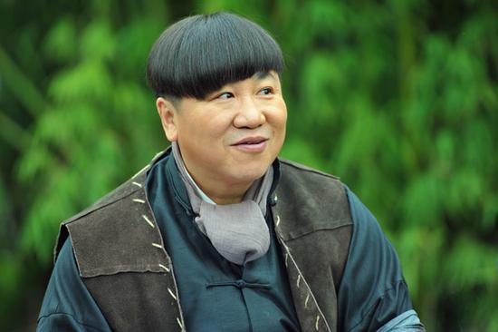 台春节联欢晚会表演相声《送福》,之后更是在2002年和侯耀文,石富宽