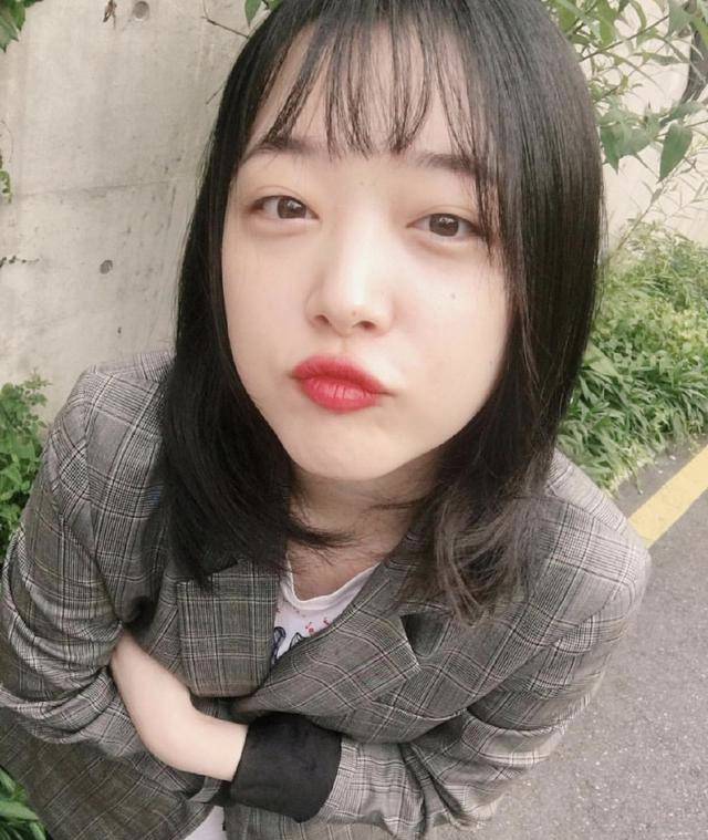 崔雪莉穿改良韩服被韩国网友批过于性感,招黑体质真的不容易!