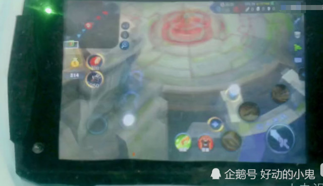 用60元按键老人机,在水下玩王者荣耀!这质量简