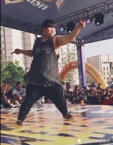 抖音胖小伙实力演绎,跳舞是不能减肥的,网友:视