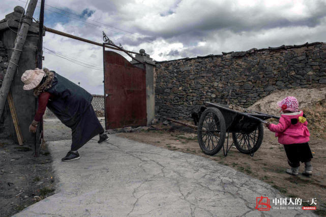 偶尔妈妈在家,看到妈妈在干活,德西拉姆都会有模有样地去帮忙.