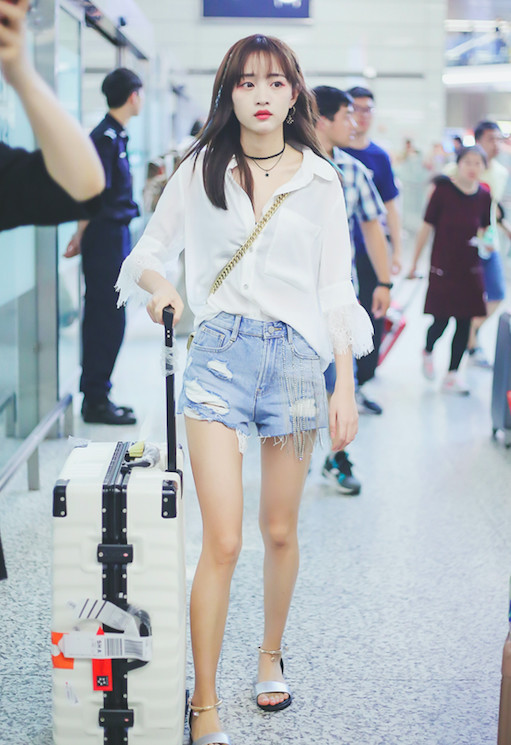 黄婷婷白衬衣配迷你超短裙!网友:大眼睛秒杀四千年美女鞠婧祎了