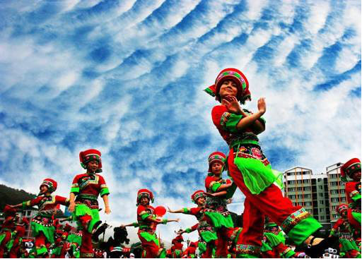 湘西芙蓉镇开展国庆非遗巡演 邀你邂逅别样土家风情