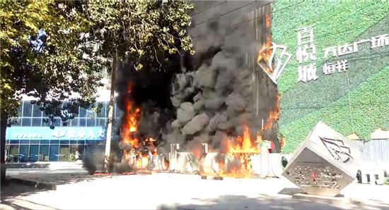 郑州恒祥百悦城万达广场发生火灾 疑操作不当