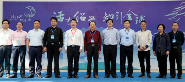 我校校领导与马焉军副区长等人合影