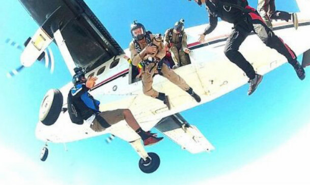 主人带狗狗跳伞,小家伙的表现,让主人忍不住竖