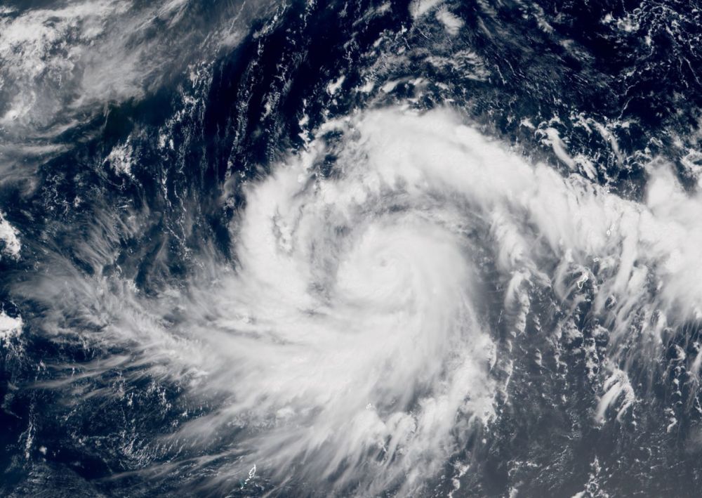 台风康妮出现风眼迅猛增强,将成17级超强台风