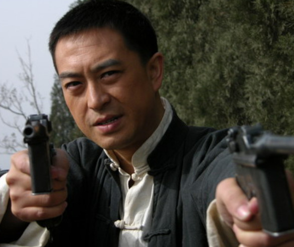 大家都知道张嘉译与妻子王海燕是在拍电视剧《国家使命》中相识,相恋