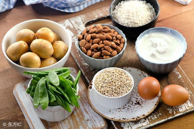 用双手的中指,无名指,小指握成空拳状,食指半屈,拇指伸长,然后捏起