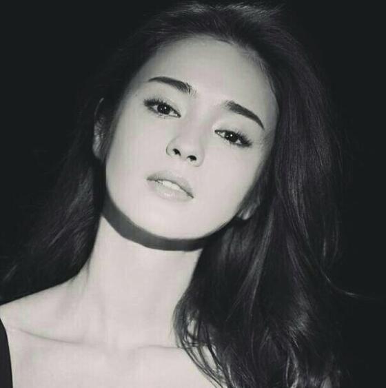 她的名字叫维妮,毕业于中国传媒大学,做过演员和模特,之前还参演过