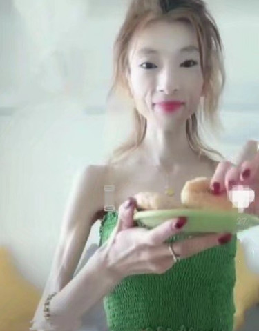 全抖音最瘦的女孩,被叫做"骷髅女王",网友:是营养不良吧!