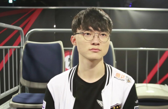 Faker两登拳头官方头像,uzi被换下,最痛苦的还