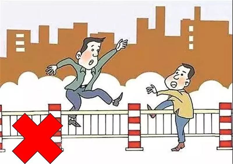 绥德交警带你看行人翻越隔离护栏的危害