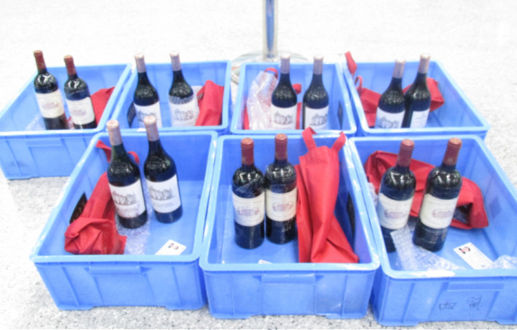 旅行团领队玩走私勾当,7名游客托带葡萄酒,在