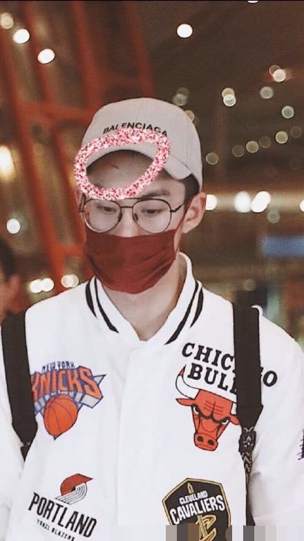 王鹤棣现身整形医院做微调?粉丝辟谣:修复额头