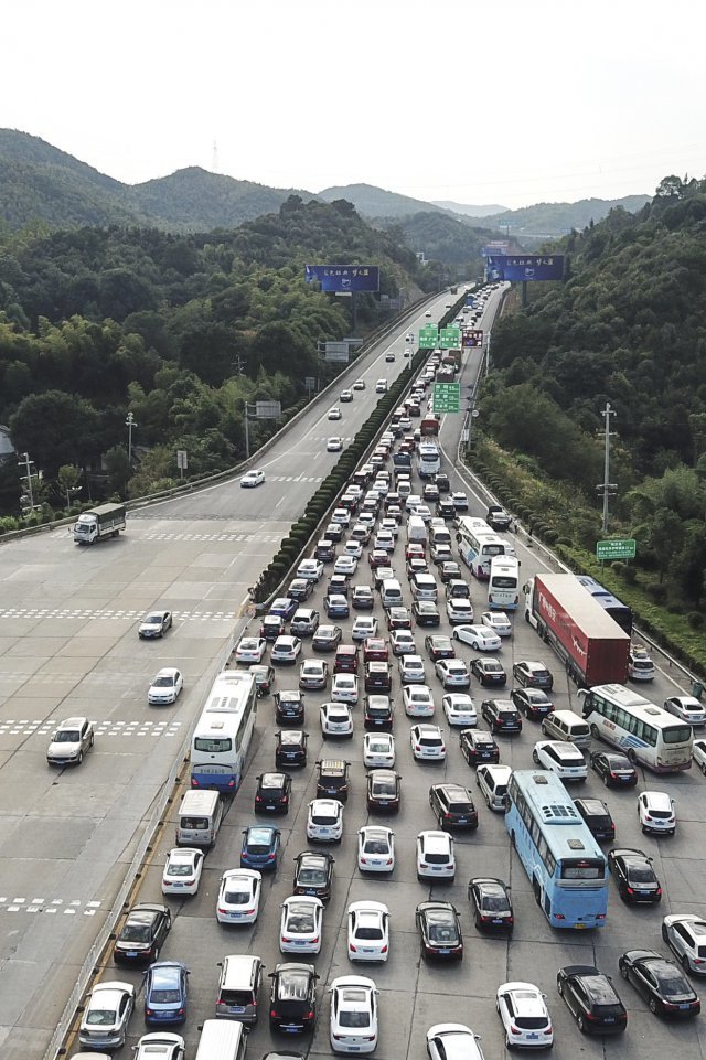 潇湘晨报9月30日讯  9 月 30 日,国庆小长假前一天,g5513 长张高速