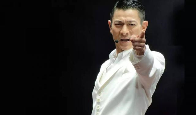 他是实力派明星刘德华,多年来严格要求自己,最终纵横歌坛