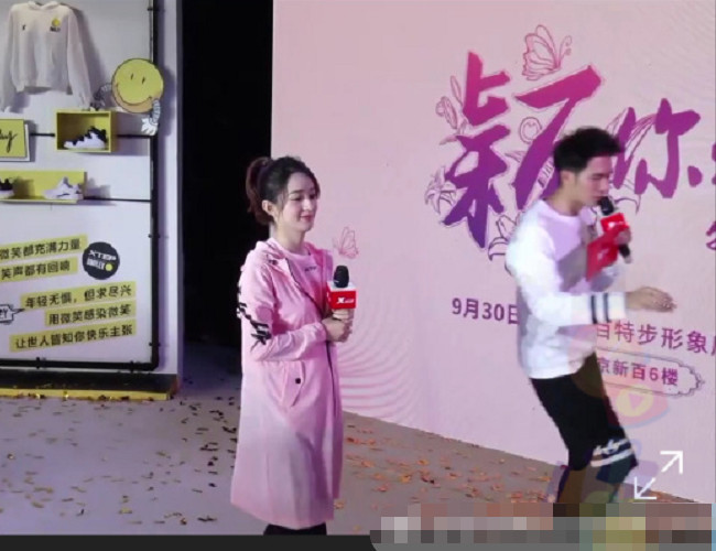 真怀孕?赵丽颖穿宽松粉色卫衣现身活动,却仍掩