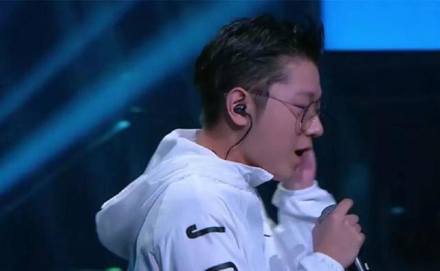 艾热那吾正面互怼,吴亦凡又穿了一双要起飞的